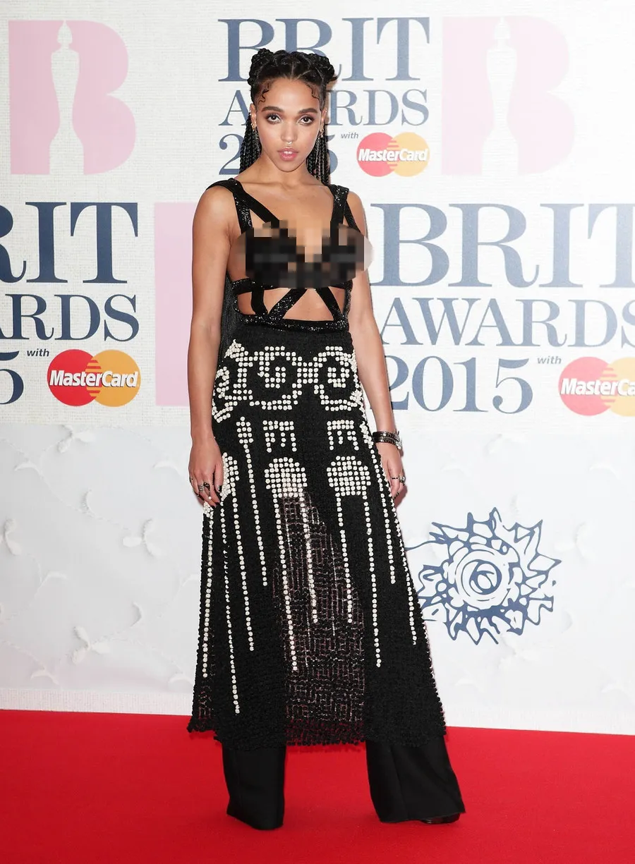 Penampilan FKA Twigs di BRIT Awards 2015 ©fameflynet.com