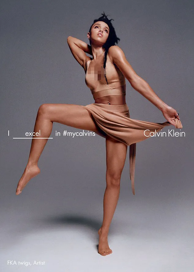 Pose artistik Twigs saat di depan kamera © Calvin Klein