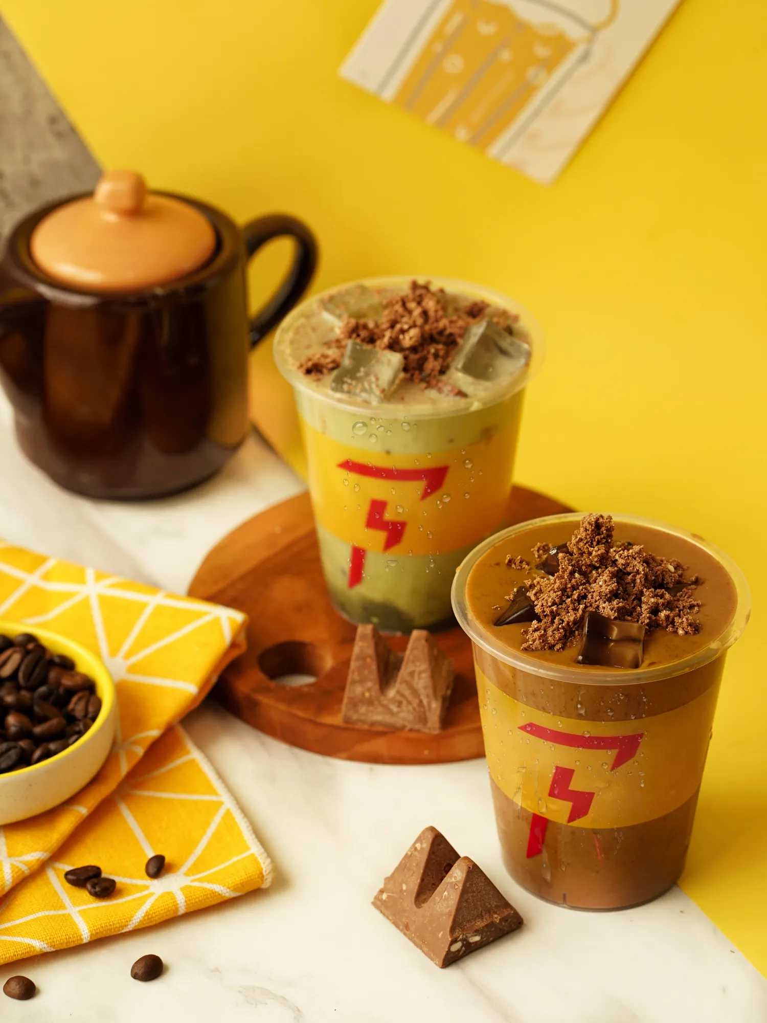 Selain varian kopi juga ada matcha dengan topping toblerone renyah (credit: flash-coffee.com)