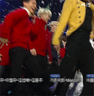 Momen PSY saat mengajak semua idol nge-dance Daddy. © kpopkfans.blogspot.co.id