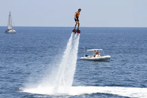 Salah satu aksi flyboarding ©shutterstock
