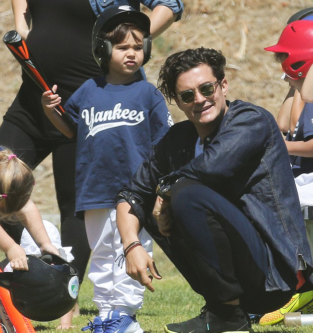  FOTO Gaya Lucu Flynn Bloom Saat Main Baseball Bikin 