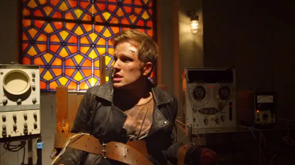 Salah satu adegan video. Kelihatannya tidak nyaman ya? @idolator.com -