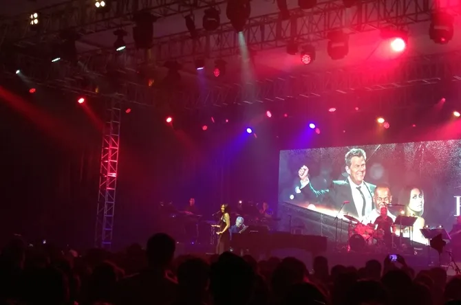 David Foster saat berduet dengan Anggun C Sasmi © KapanLagi.com