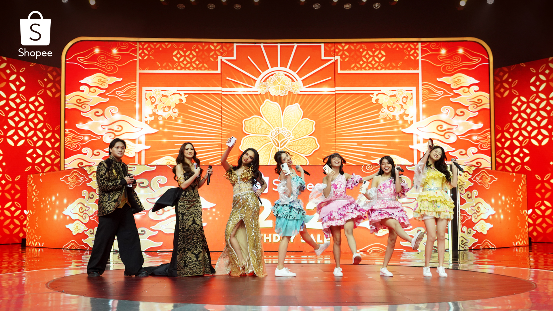 The special segment of the Shopee Dance played by JKT48, Mahalini, Rizky, and Lyodra with other attractive prizes