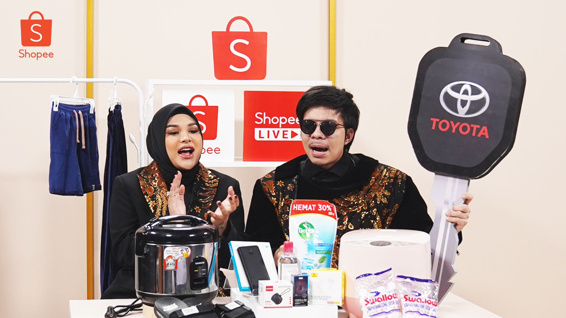 The excitement of Atta & Aurel while hosting the Flash Sale Shopee Live 12RB for Shopee users. Many interesting products ranging from cars, motorcycles, and more