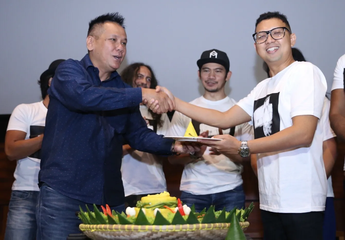 Kru dan pemeran 'REMBULAN TENGGELAM DI WAJAHMU' / Credit: KapanLagi - Abbas Aditya