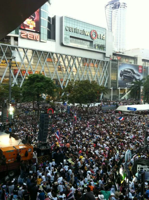 Hessel Steven mengabadikan demo yang terjadi di Bangkok.