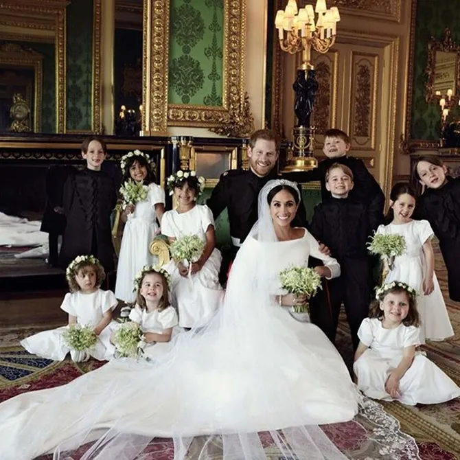 Pagneran Harry dan Meghan berfoto bersama boy and girl flower (credit: instagram.com/kensingtonroyal/alexilubomirski)