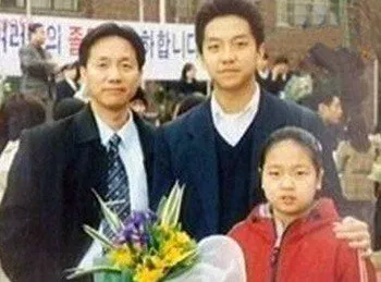 Foto kelulusan Lee Seung Gi, bukti ganteng sang aktor adalah keturunan dari ayah. ©hancinema.net