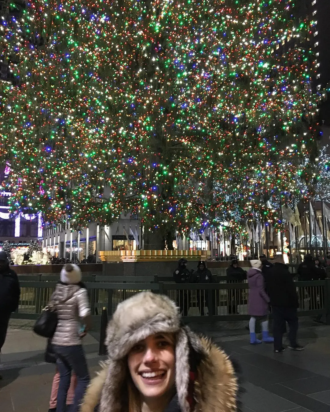 Manis, Evan Peters posting foto Natal dengan wajah Emma Watson di Instagram © instagram.com/booboodaddy