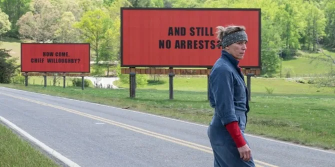 Desain billboard mirip dengan papan nama yang digambarkan dalam salah satu film yang dinominasikan oleh Academy Award.