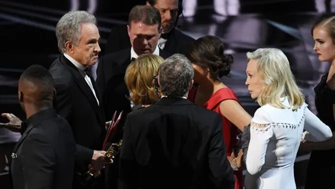 Pada insiden tahun lalu, para perwakilan dari LA LA LAND  naik ke atas panggung. Namun kemudian panitia mengkoreksi bahwa juara sebenarnya adalah MOONLIGHT.