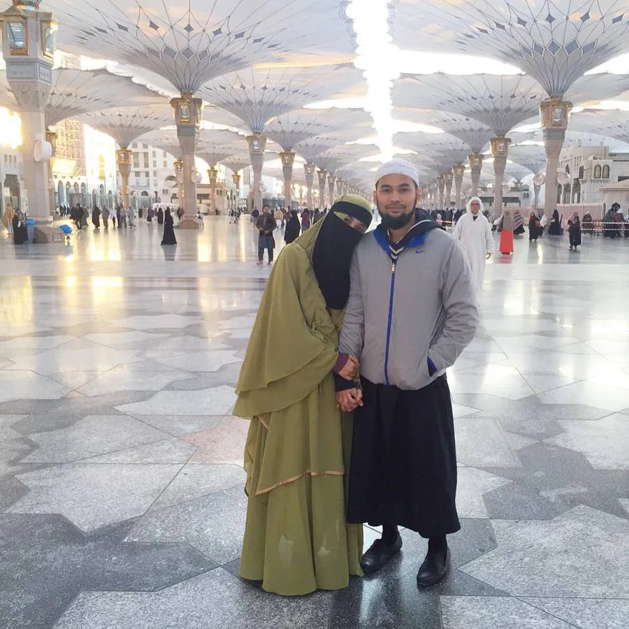 Teuku Wisnu dan Shireen Sungkar ketika umrah. ©instagram.com/shireensungkar