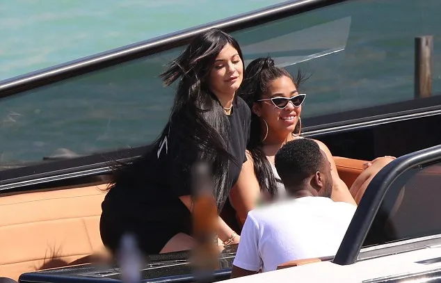 Kylie berlibur bersama Jordyn Wood di Miami. (dailymail.co.uk)