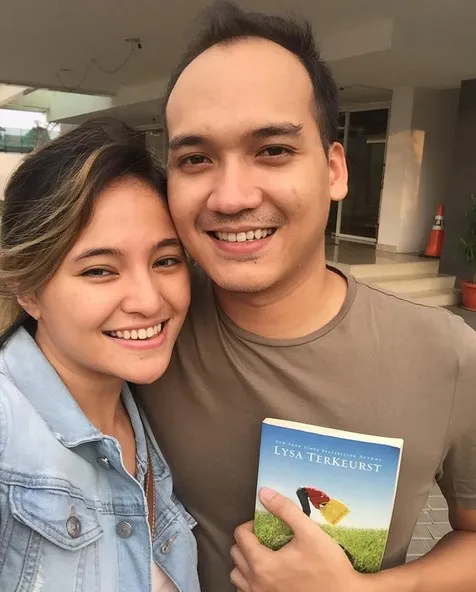 Egi John tegaskan hubungannya berakhir dengan Caca bukan kerena bipolar © instagram/marshanda99