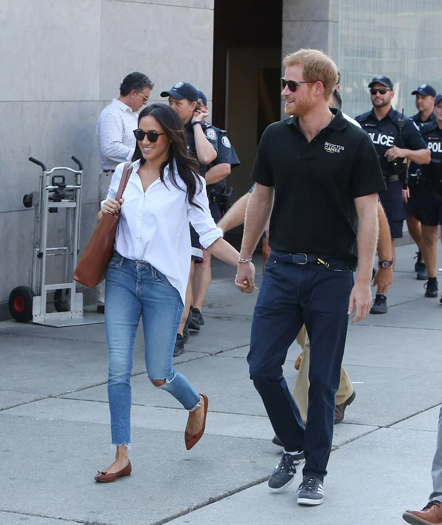 Meghan dan Pangeran Harry kabarnya sudah bertunangan © dailymail.co.uk