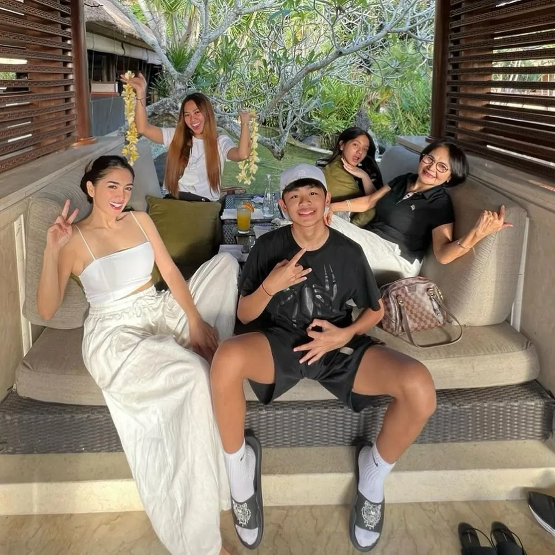 Angel Karamoy Bareng Keluarga (Credit: Instagram/realangelkaramoy)