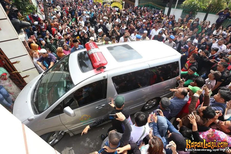 Polisi antisipasi banyaknya massa yang datang ke kediaman Olga, seperti ketika almarhum meninggal dunia. ©KapanLagi.com®/Budy Santoso