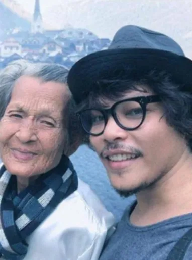 Seorang fotografer mengajak sang Ibunda keliling dunia bermodalkan Photoshop saja © World of Buzz