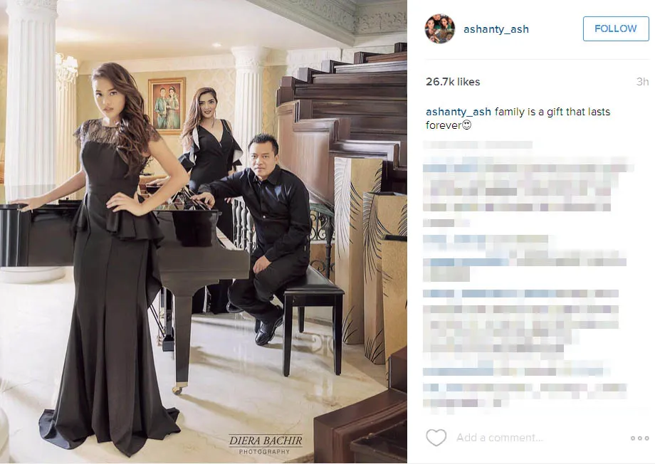 Pemotretan keluarga Anang Hermansyah yang serba hitam © Instagram.com/ashanty_ash