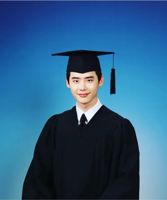 Lee Jong Suk dalam baju toga yang ganteng abis. © kpopherald.com