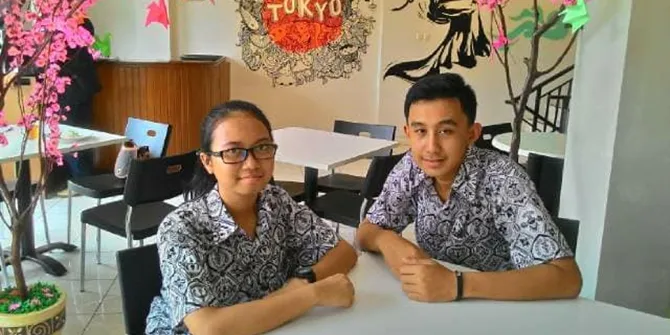 Hilarius (kanan) semasa hidup (© Facebook Maria Agnes)