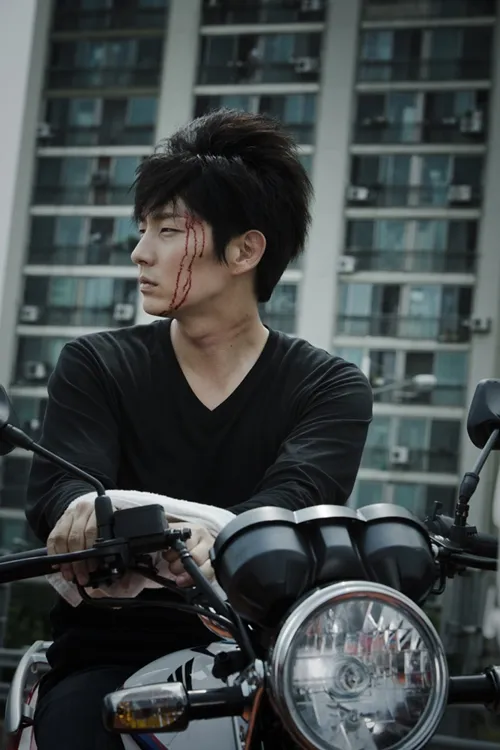 Lee Jun Ki dengan sepeda motor besar. ©soompi.com