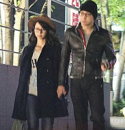 Horikita Maki dan Yamamoto Koji tertangkap kamera sedang kencan ke supermarket. © tokyohive.com