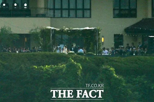 Momen khidmat pernikahan Bae Yong Jun dan Park Soo Jin, manis banget. ©The Fact