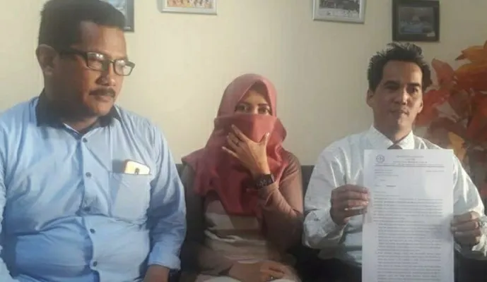 SW bersama pengacaranya © KapanLagi.com/Darmadi Sasongko
