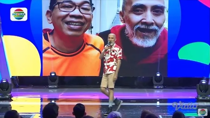 Sudah berusia hampir kepala 6, lelaki satu ini tetap energik di atas panggung.