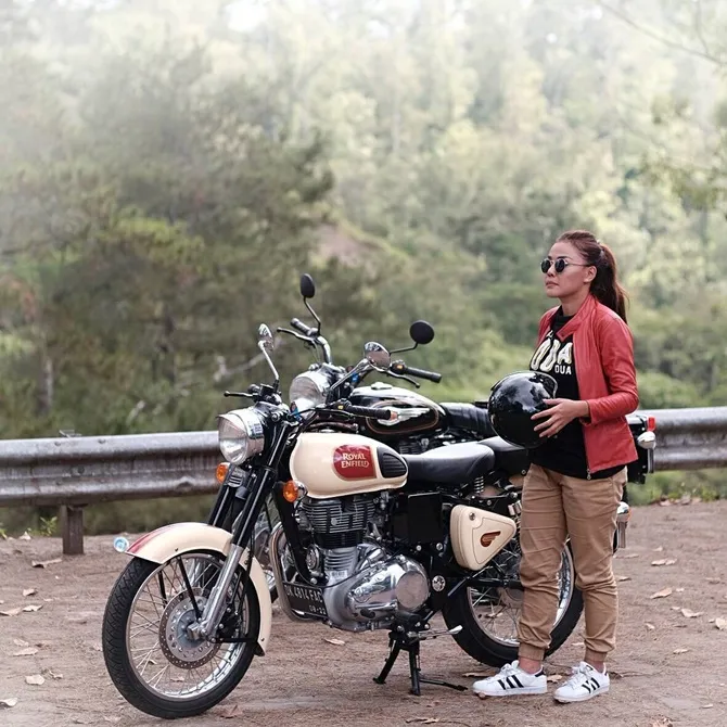 wanita kelahiran Medan ini mengaku dirinya sudah sukai riding sejak masih tinggal di Medan. (credit: instagram/aiko_sarwosri)