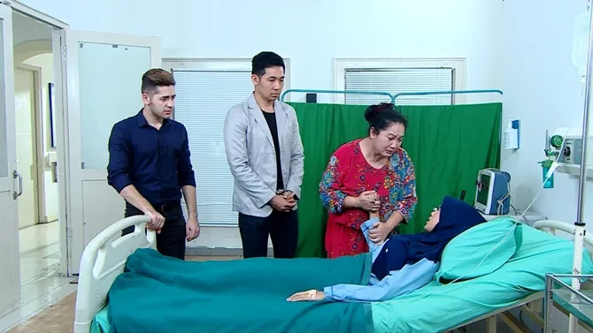 Emon yang baru sadar langsung dipeluk Astri sambil bersimbah air mata.