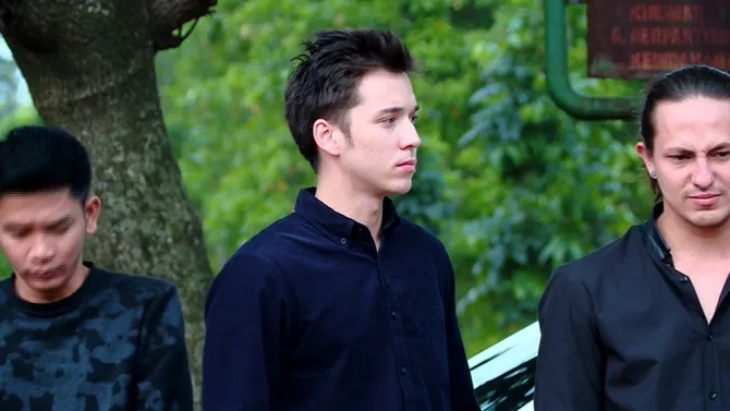 Hiro dan Anak-Anak Rainbow berpapasan dengan Anak-anak Thunder.