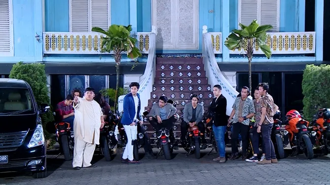 Tiba-tiba Eka datang, ia tergopo-gopoh meminta bantuan anak-anak Thunder untuk menggotong Erland.