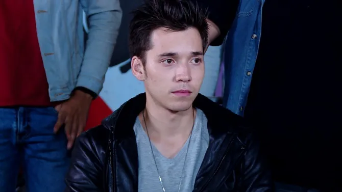 Hiro memandang kedatangan Erland.