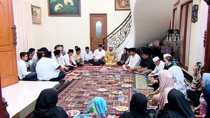 Cici, Lian, Robert, dan anak-anak lainnya membantu Milka mempersiapkan takziah.