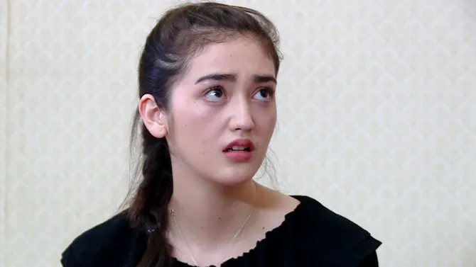 Vika yang tengah naik taksi dikejar-kejar oleh Ali. Begitu berhenti, Ali meminta Vika untuk berbicara dengannya sebentar.