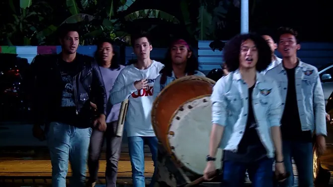 cuplikan video yang dikirimkan oleh Hiro ini bikin Finny ingin ikut membangunkan sahur juga suatu saat nanti.