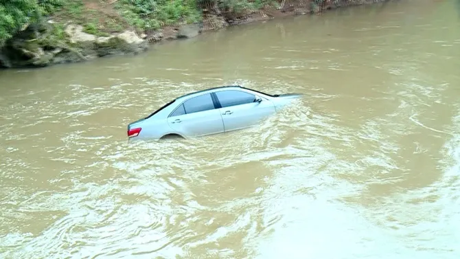 Hiro dan kawan-kawannya mencari kakek yang melihat dua motor saat terjadi mobil tenggelam.