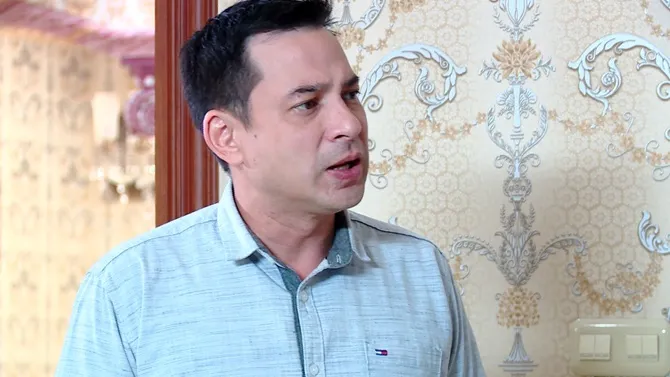Wibowo merasa iba melihat Fenny yang terus diabaikan oleh Hiro.