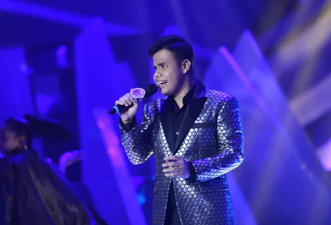 Yup, malam itu lagu 'Air Mata Cinta' yang dibawakan Arif terdengar berbeda. 