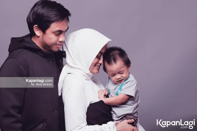 Keegoisan sebagai orang tua itu pada akhirnya teguh dihindari oleh Ayu dengan tidak melakukan program tambah momongan.