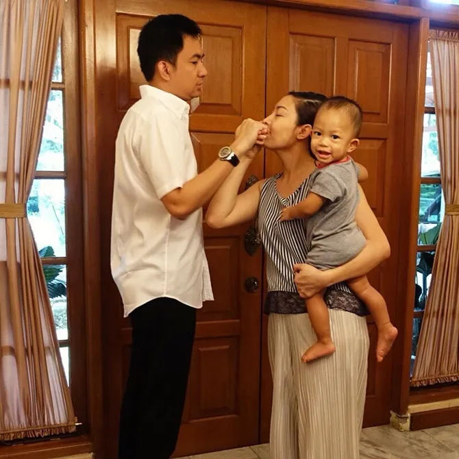 Tradisi salim atau cium tangan masih dilestarikan oleh Ayu Dewi.