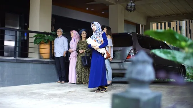 Mutiara masih terus dirayu oleh Reno. Kali ini, Mutiara hendak diberi perhiasan berliontin lingkaran.