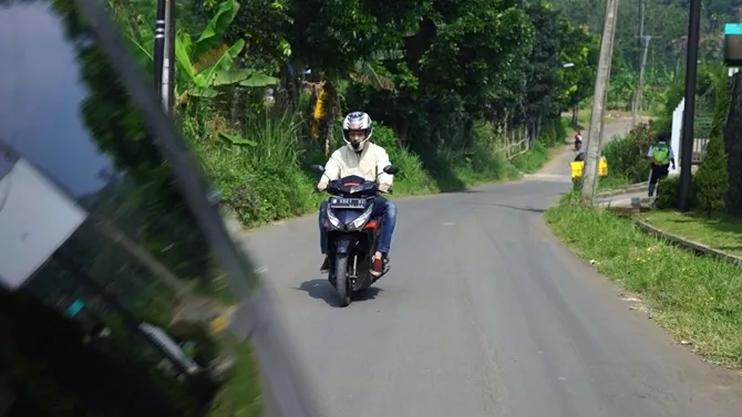 Ilham mrngikuti Mutiara dan Evita yang tengah menuju ke Rumah Sakit.