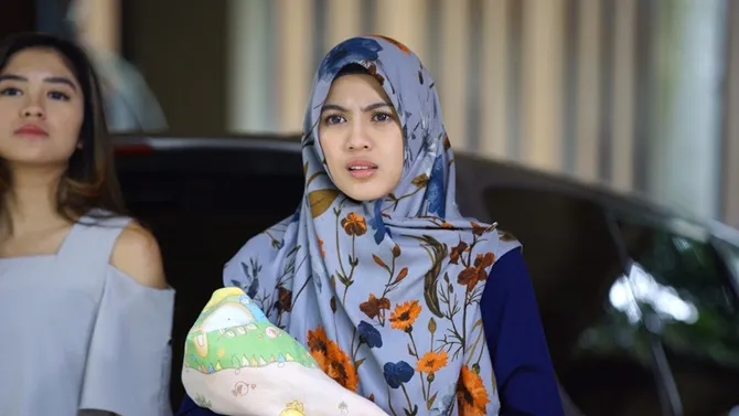 Tanpa Mutiara sadari, ada 2 orang ibu-ibu yang mengintainya dari jauh.