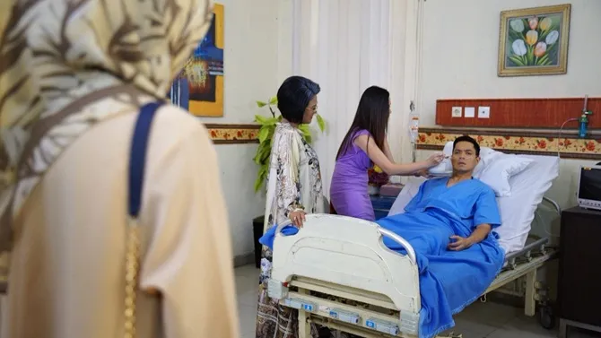 Mutiara terkejut melihat Sania yang menyuapi Ilham dengan mesra.