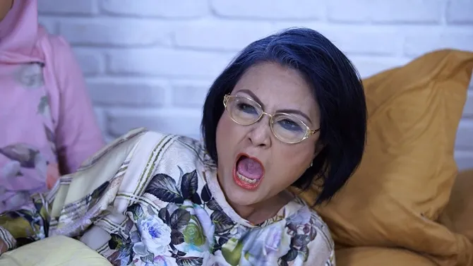 Sarlita memaki Ilham serta mengungkit kembali ibu Ilham.